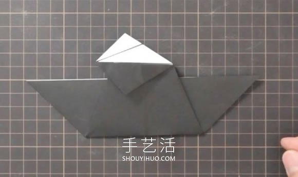 折纸嘴巴会动的乌鸦的折法视频教程(图8) 折纸嘴巴会动的乌鸦的折法视频教程(图8)