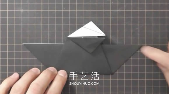 折纸嘴巴会动的乌鸦的折法视频教程(图7) 折纸嘴巴会动的乌鸦的折法视频教程(图7)