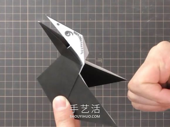 折纸嘴巴会动的乌鸦的折法视频教程(图9) 折纸嘴巴会动的乌鸦的折法视频教程(图9)