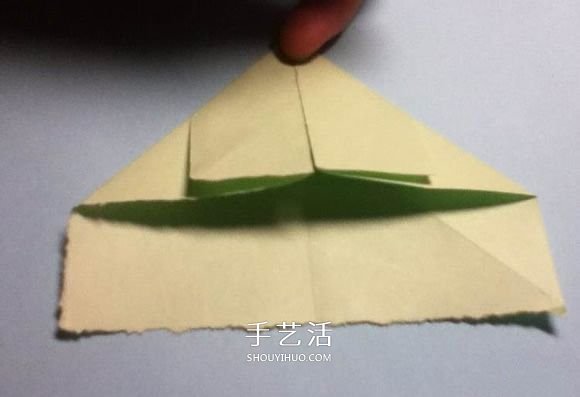 折叠四个爱心 组合成代表幸运的四叶草图解(图8) 折叠四个爱心 组合成代表幸运的四叶草图解(图8)