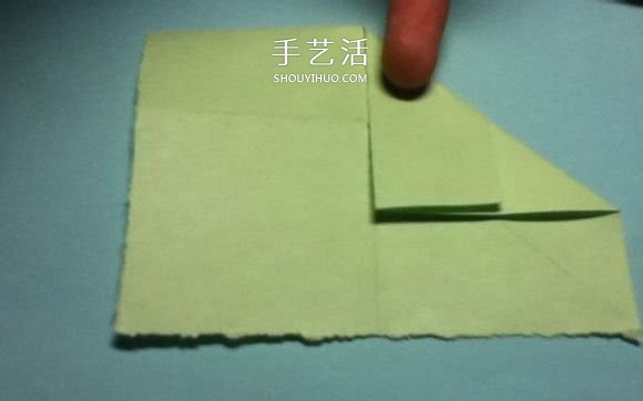 折叠四个爱心 组合成代表幸运的四叶草图解(图7) 折叠四个爱心 组合成代表幸运的四叶草图解(图7)
