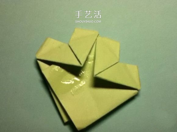 折叠四个爱心 组合成代表幸运的四叶草图解(图17) 折叠四个爱心 组合成代表幸运的四叶草图解(图17)