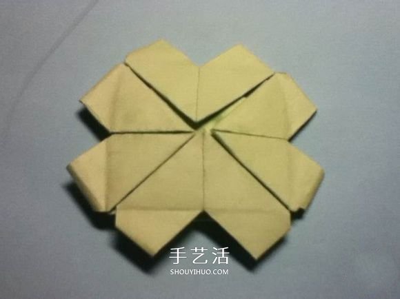 折叠四个爱心 组合成代表幸运的四叶草图解(图18) 折叠四个爱心 组合成代表幸运的四叶草图解(图18)