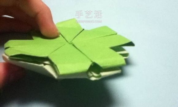 折叠四个爱心 组合成代表幸运的四叶草图解(图21) 折叠四个爱心 组合成代表幸运的四叶草图解(图21)
