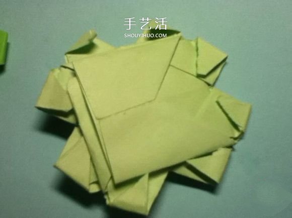 折叠四个爱心 组合成代表幸运的四叶草图解(图20) 折叠四个爱心 组合成代表幸运的四叶草图解(图20)