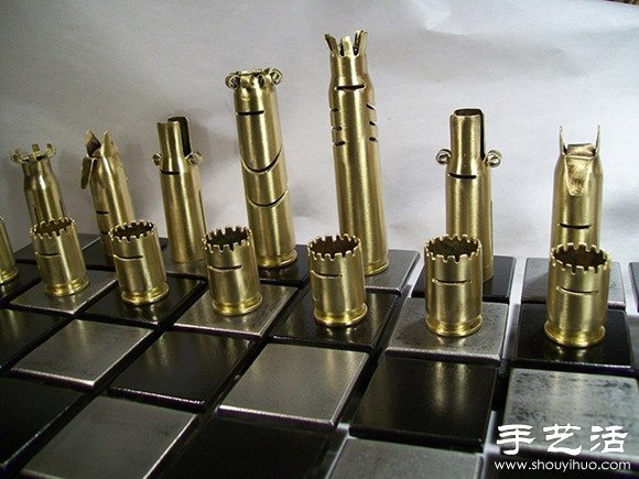 金属之美：子弹弹壳手工制作国际象棋(图2)