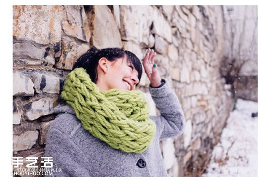 用手织出围脖的教程 不用工具织围巾的方法(图2)