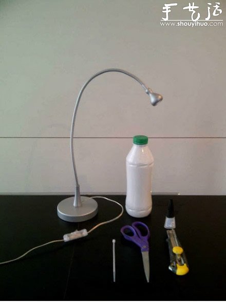 塑料瓶改造台灯 DIY漂亮花朵灯罩(图2) 塑料瓶改造台灯 DIY漂亮花朵灯罩(图2)