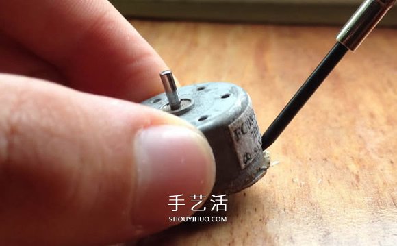 用旧马达DIY制作酷炫陀螺的方法教程(图3) 用旧马达DIY制作酷炫陀螺的方法教程(图3)