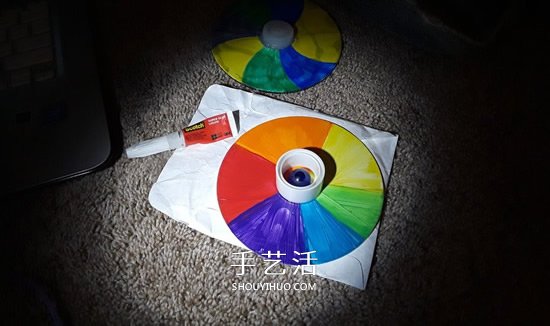 旧光盘手工制作彩虹陀螺玩具的教程(图6) 旧光盘手工制作彩虹陀螺玩具的教程(图6)