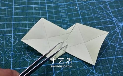 怎么折纸星星花球图解 发射光芒立体星星的折法(图5)