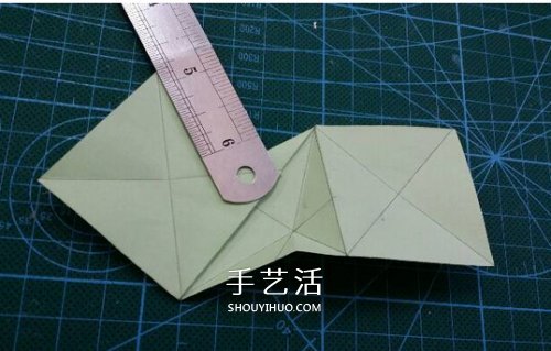 怎么折纸星星花球图解 发射光芒立体星星的折法(图4)