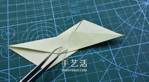 怎么折纸星星花球图解 发射光芒立体星星的折法(图8)