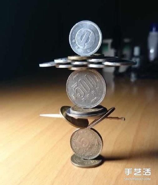 超牛平衡术表演 硬币平衡游戏这么玩才够强!(图2) 超牛平衡术表演 硬币平衡游戏这么玩才够强!(图2)