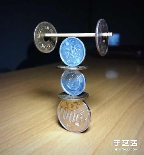 超牛平衡术表演 硬币平衡游戏这么玩才够强!(图5) 超牛平衡术表演 硬币平衡游戏这么玩才够强!(图5)