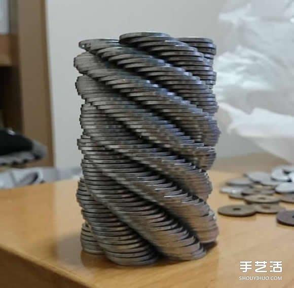高难度平衡游戏 平衡高手用硬币挑战堆叠极限(图3) 高难度平衡游戏 平衡高手用硬币挑战堆叠极限(图3)