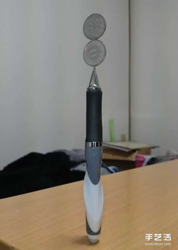 高难度平衡游戏 平衡高手用硬币挑战堆叠极限(图6) 高难度平衡游戏 平衡高手用硬币挑战堆叠极限(图6)