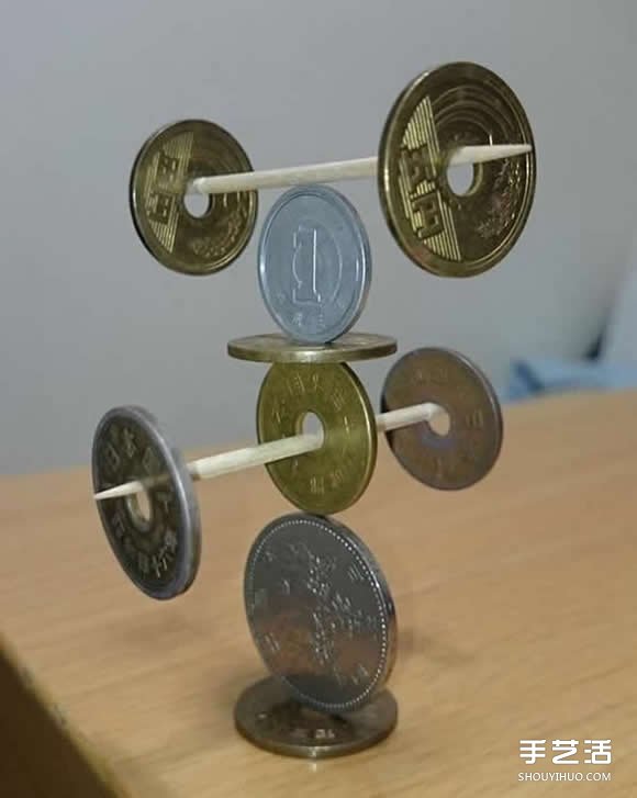 高难度平衡游戏 平衡高手用硬币挑战堆叠极限(图2) 高难度平衡游戏 平衡高手用硬币挑战堆叠极限(图2)