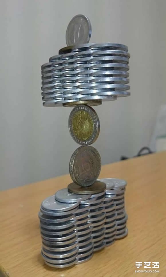高难度平衡游戏 平衡高手用硬币挑战堆叠极限(图8) 高难度平衡游戏 平衡高手用硬币挑战堆叠极限(图8)