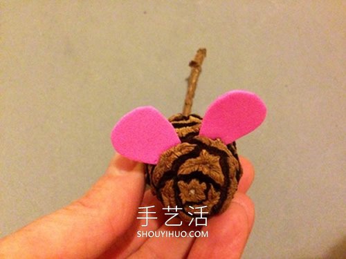 幼儿园松果手工制作 变身可爱小老鼠!(图2) 幼儿园松果手工制作 变身可爱小老鼠!(图2)