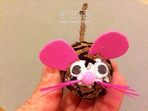 幼儿园松果手工制作 变身可爱小老鼠!(图4) 幼儿园松果手工制作 变身可爱小老鼠!(图4)