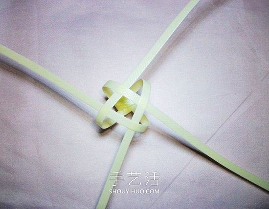 塑料包装带编织玫瑰花的方法图解教程(图5) 塑料包装带编织玫瑰花的方法图解教程(图5)
