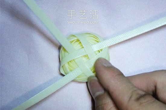 塑料包装带编织玫瑰花的方法图解教程(图11) 塑料包装带编织玫瑰花的方法图解教程(图11)
