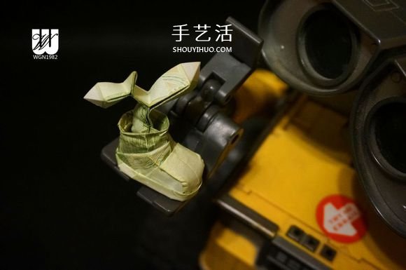 一元纸币折纸教程：鞋子里的芽苗的折法图解(图2)