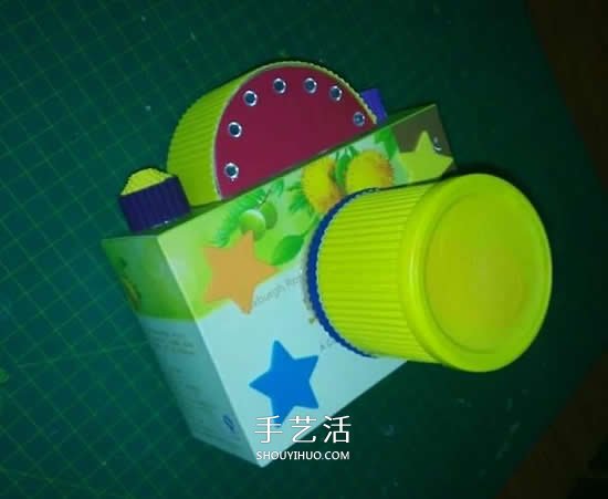 幼儿园手工作品图片 废物利用做的漂亮相机(图4) 幼儿园手工作品图片 废物利用做的漂亮相机(图4)