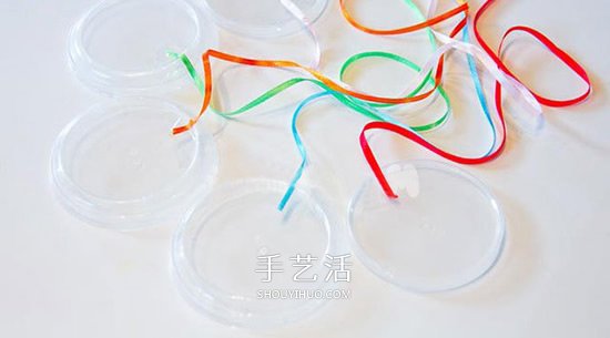 酸奶盖子废物利用 手工制作彩虹风铃的方法(图1) 酸奶盖子废物利用 手工制作彩虹风铃的方法(图1)