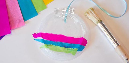 酸奶盖子废物利用 手工制作彩虹风铃的方法(图2) 酸奶盖子废物利用 手工制作彩虹风铃的方法(图2)