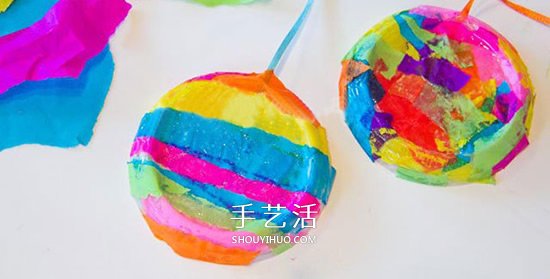 酸奶盖子废物利用 手工制作彩虹风铃的方法(图3) 酸奶盖子废物利用 手工制作彩虹风铃的方法(图3)