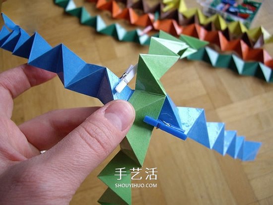 纸球的折法步骤图片 折纸彩球的详细步骤图(图2) 纸球的折法步骤图片 折纸彩球的详细步骤图(图2)