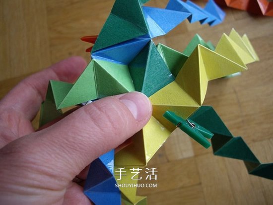纸球的折法步骤图片 折纸彩球的详细步骤图(图6) 纸球的折法步骤图片 折纸彩球的详细步骤图(图6)