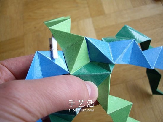 纸球的折法步骤图片 折纸彩球的详细步骤图(图4) 纸球的折法步骤图片 折纸彩球的详细步骤图(图4)