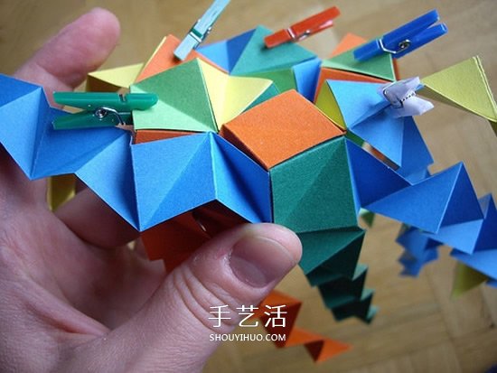 纸球的折法步骤图片 折纸彩球的详细步骤图(图12) 纸球的折法步骤图片 折纸彩球的详细步骤图(图12)