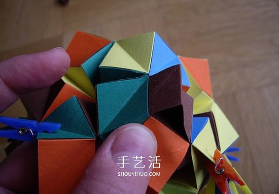 纸球的折法步骤图片 折纸彩球的详细步骤图(图19) 纸球的折法步骤图片 折纸彩球的详细步骤图(图19)