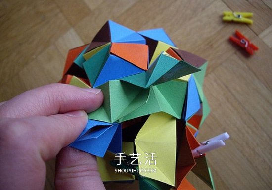 纸球的折法步骤图片 折纸彩球的详细步骤图(图26) 纸球的折法步骤图片 折纸彩球的详细步骤图(图26)