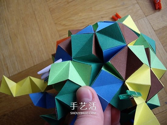 纸球的折法步骤图片 折纸彩球的详细步骤图(图24) 纸球的折法步骤图片 折纸彩球的详细步骤图(图24)