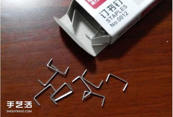 订书钉玫瑰花制作图解 用订书钉做玫瑰的步骤(图2) 订书钉玫瑰花制作图解 用订书钉做玫瑰的步骤(图2)