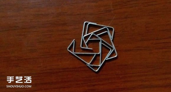 订书钉玫瑰花制作图解 用订书钉做玫瑰的步骤(图10) 订书钉玫瑰花制作图解 用订书钉做玫瑰的步骤(图10)