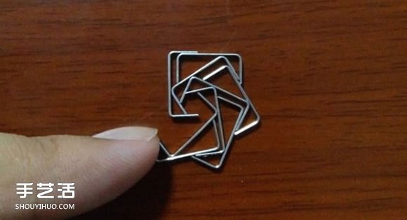 订书钉玫瑰花制作图解 用订书钉做玫瑰的步骤(图11) 订书钉玫瑰花制作图解 用订书钉做玫瑰的步骤(图11)