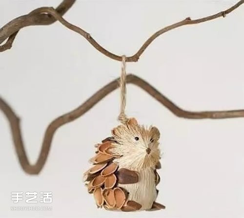 圣诞节主题小挂件DIY 坚果果壳制作圣诞挂饰(图7) 圣诞节主题小挂件DIY 坚果果壳制作圣诞挂饰(图7)