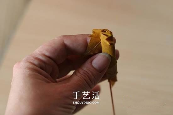 枫叶怎么做玫瑰花教程 简单枫叶玫瑰DIY方法(图4) 枫叶怎么做玫瑰花教程 简单枫叶玫瑰DIY方法(图4)