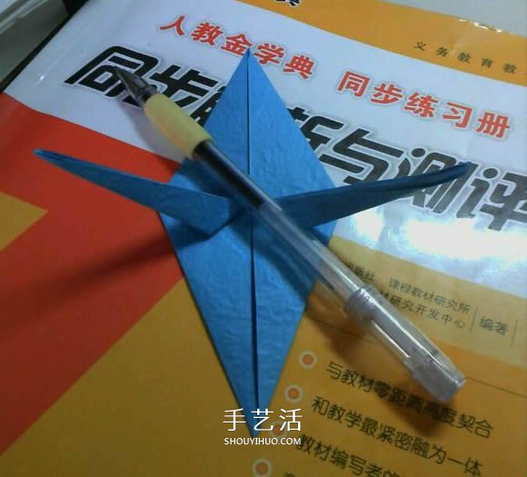 人字拖的折法图解教程 折纸人字拖鞋的方法步骤(图9) 人字拖的折法图解教程 折纸人字拖鞋的方法步骤(图9)