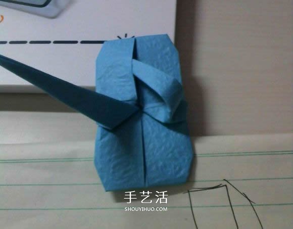 人字拖的折法图解教程 折纸人字拖鞋的方法步骤(图14) 人字拖的折法图解教程 折纸人字拖鞋的方法步骤(图14)