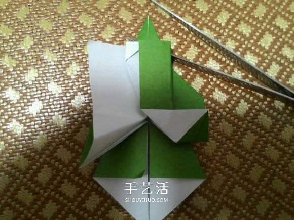 圣诞老人折纸步骤图解 纸折圣诞老人怎么折(图28)