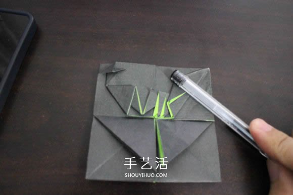 耐克标志的折纸方法 怎么折NIKE标志的图解(图22) 耐克标志的折纸方法 怎么折NIKE标志的图解(图22)