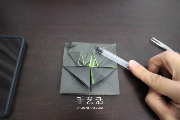 耐克标志的折纸方法 怎么折NIKE标志的图解(图21) 耐克标志的折纸方法 怎么折NIKE标志的图解(图21)