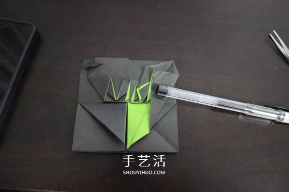 耐克标志的折纸方法 怎么折NIKE标志的图解(图24) 耐克标志的折纸方法 怎么折NIKE标志的图解(图24)